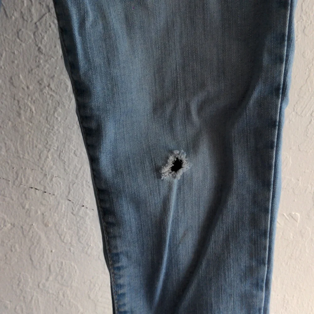 Levi's Mile High Super Skinny Jeans with hole on knee - Picture 2 of 3